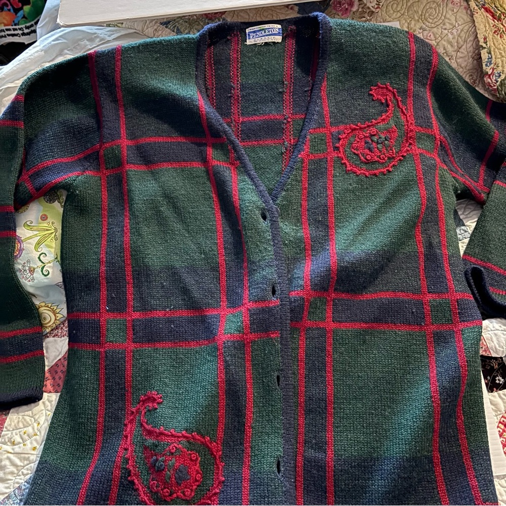 Vtg 90’s Pendleton wool sweater. Plaid hunter green, blue, and red. Button up